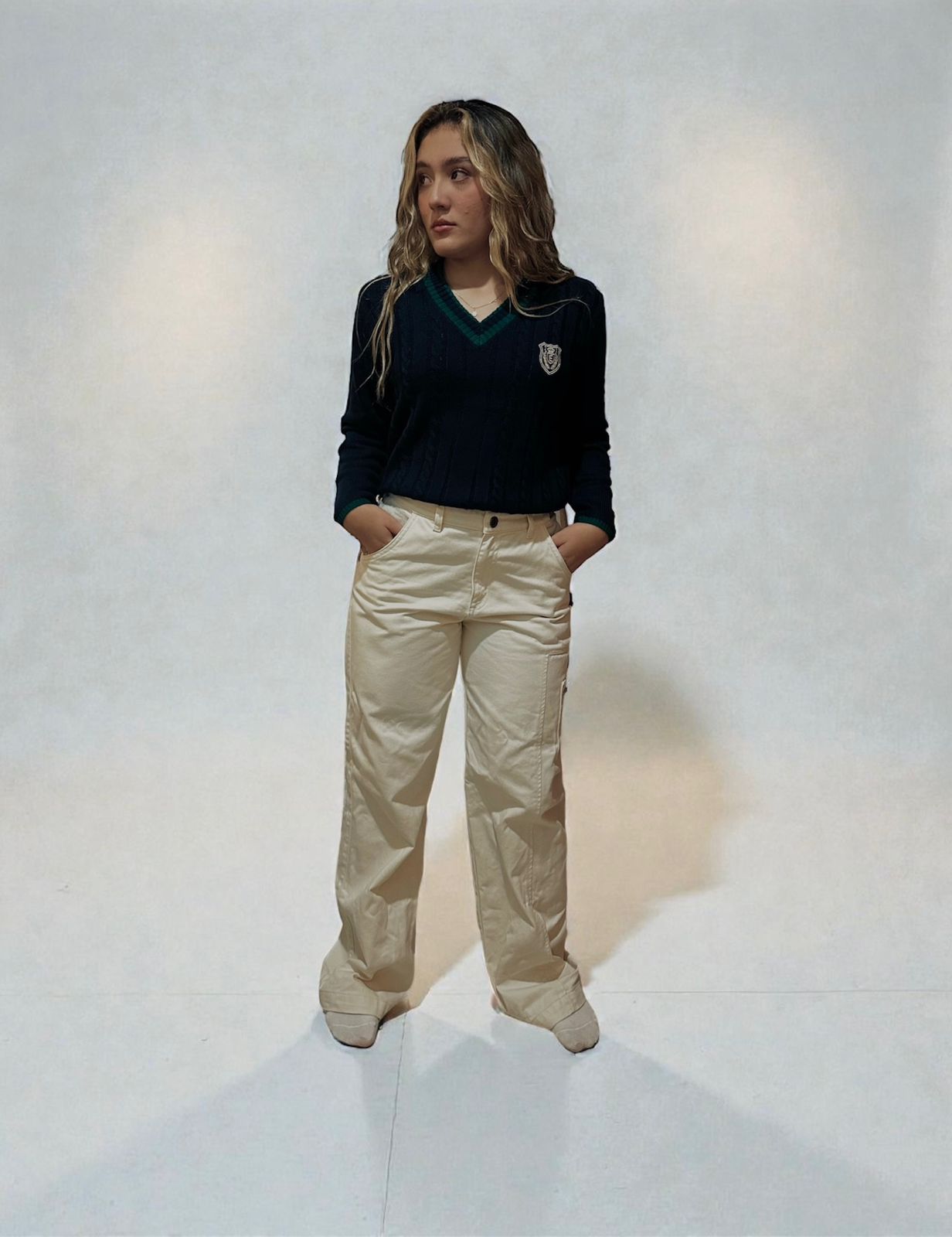 Suéter Negro Cuello en V – Estilo Clásico Moderno