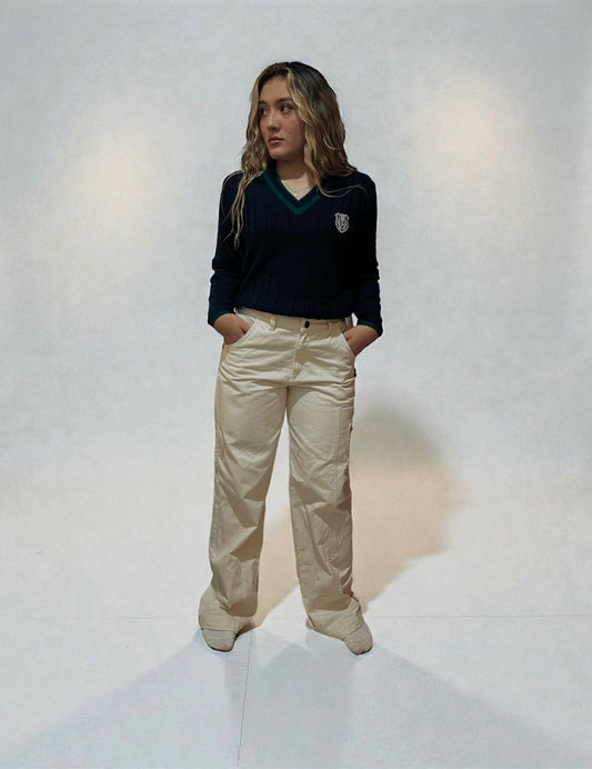 Suéter Negro Cuello en V – Estilo Clásico Moderno